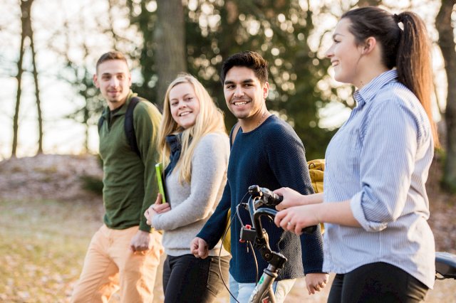Studenter på vei til skolen