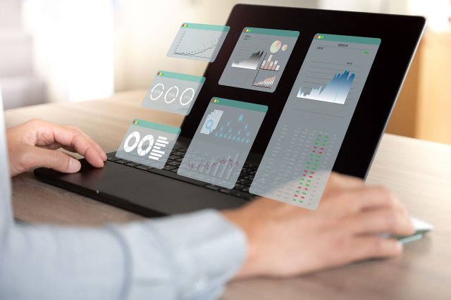 Laptop med diagrammer og grafer