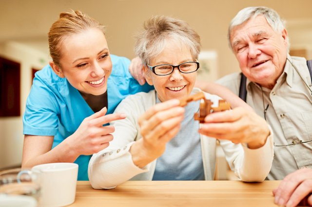 En ung dame hjelper en gammel dame