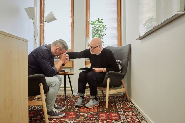 En mann trøster en annen mann