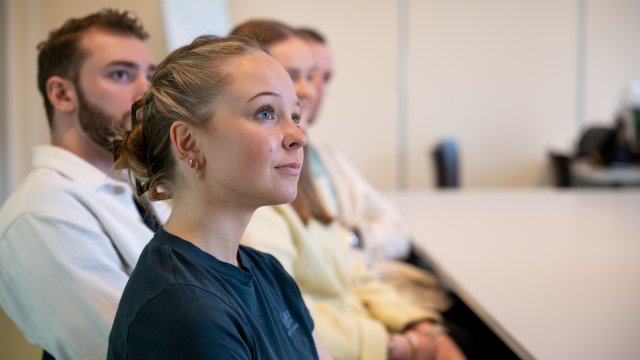 Studenter i et klasserom med fokusert blikk
