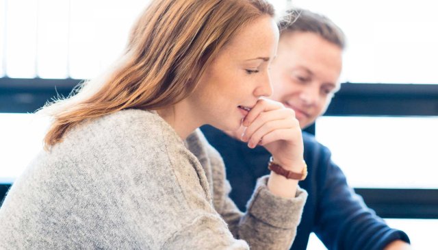 En dame og mann ser ned mens de tenker