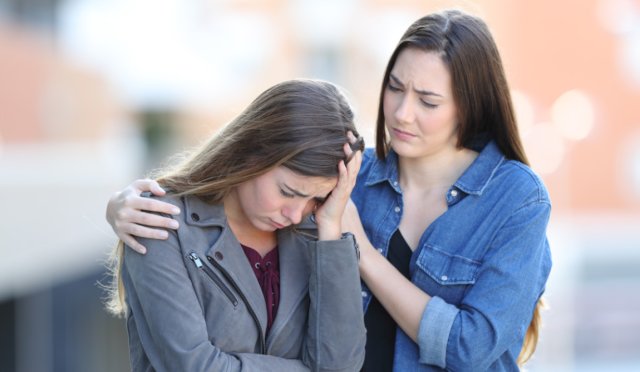 En dame trøster en annen dame
