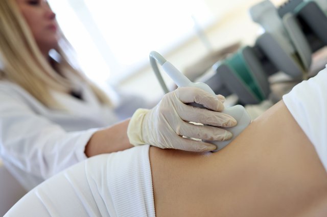 En sykepleier bruker ultralydapparat på en nyre