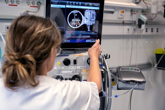 En sykepleier bruker ultralydapparat på en nyre