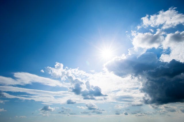 Bilde av himmel med litt skyer og sol