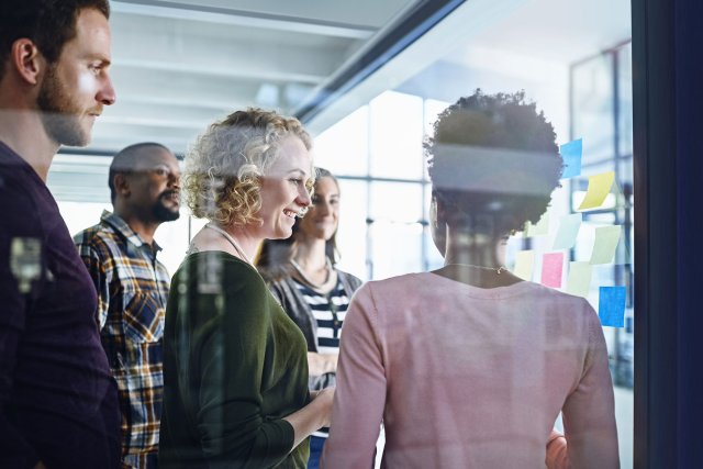 Kreative mennesker planlegger på kontoret