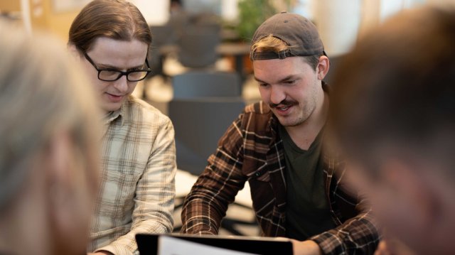 Studenter diskuterer en oppgave