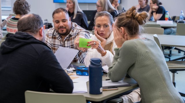 Studenter som diskuterer en oppgave