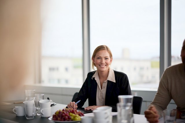 Dame på et møterom med fin utsikt