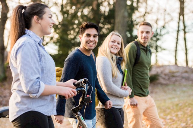Studenter som går og snakker sammen.