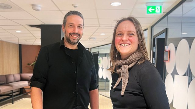 En mann og en kvinne smiler til kamera